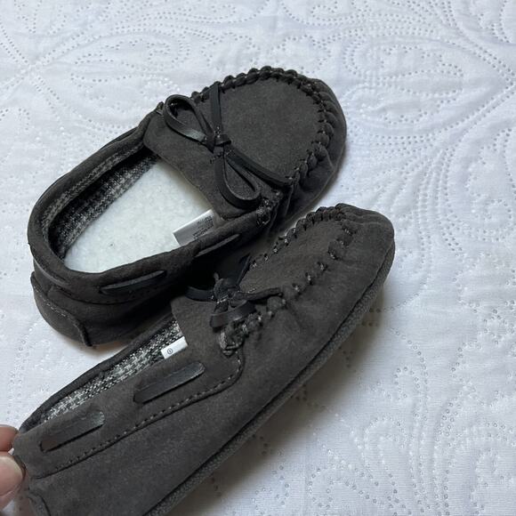 Fleece Lined Solid Slippers Size 8 - Picture 7 of 9